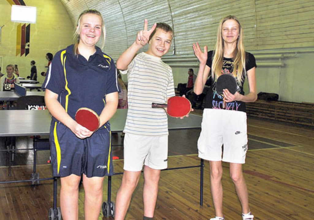 Baušķenieki Beāta Šīmane (no kreisās), Roberts Purviņš un Lauma Meimere cītīgi apmeklē galda tenisa treniņus un piedalās sacensībās. 
Autors: Juris Iļņickis