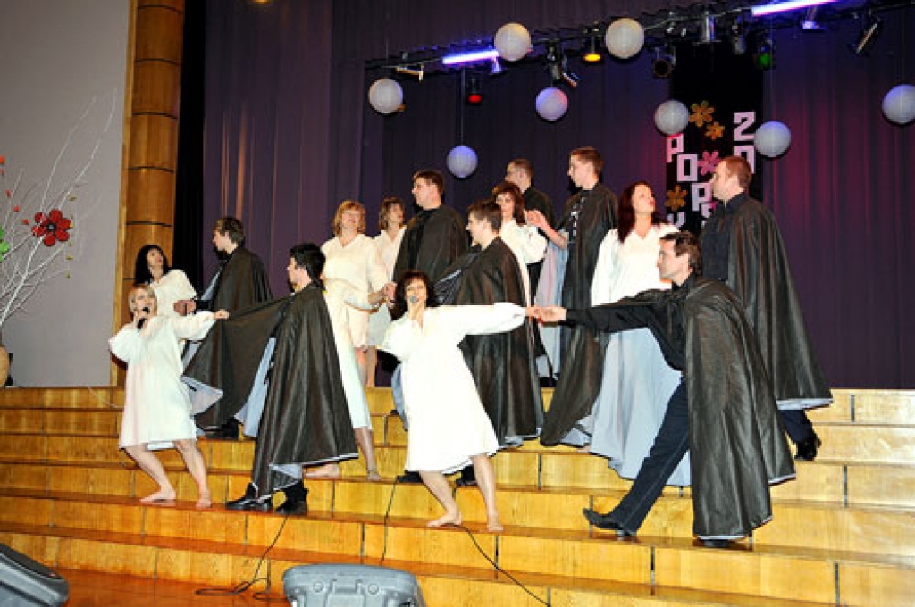 «Šiverīgās kājas» – deju koris, kas uzvarēja otrajos Īslīces «Popsīgajos koru karos».  Tā emocionālais sniegums Mārtiņa Brauna dziesmā «Spēle» nebija tālu no profesionāla līmeņa.
Autors: Ivars Bogdanovs