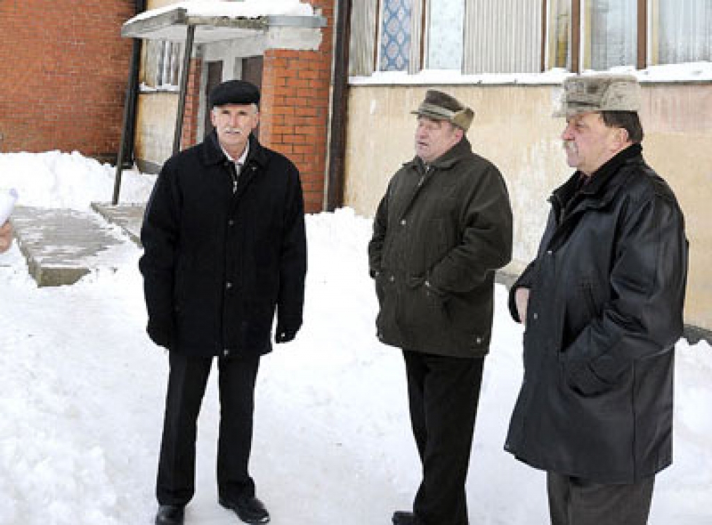 Pāces ciemata mājas fasādei vajadzīgs remonts. Par to un namu pārvaldīšanas jauno likumu spriež Īslīces pagasta būvuzraugs Aldis Kapkalns (no kreisās), Gailīšu pagasta pārvaldnieks Aleksandrs Bičkovs un Īslīces pagasta pārvaldnieks Jānis Barans.
Autors: Ivars Bogdanovs