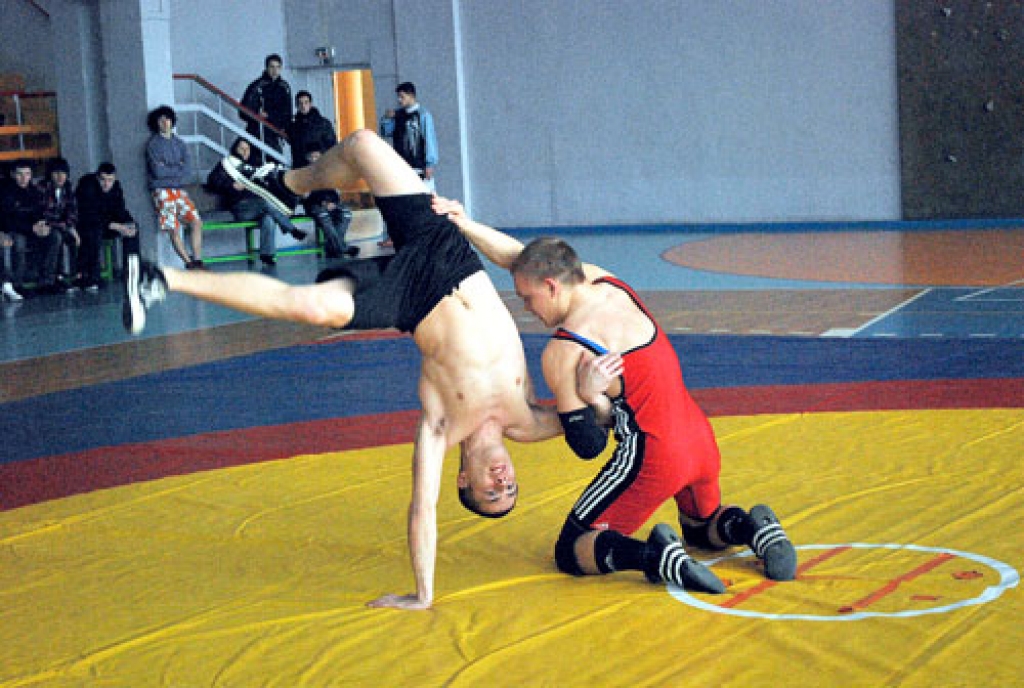 Iļjam Artemjevam (sarkanajā tērpā) šoreiz nopietnu pretinieku nebija. Cīņā pret Jāni Pukovu tiek izpildīts skaists metiens. 
Autors: Uldis Varnevičs