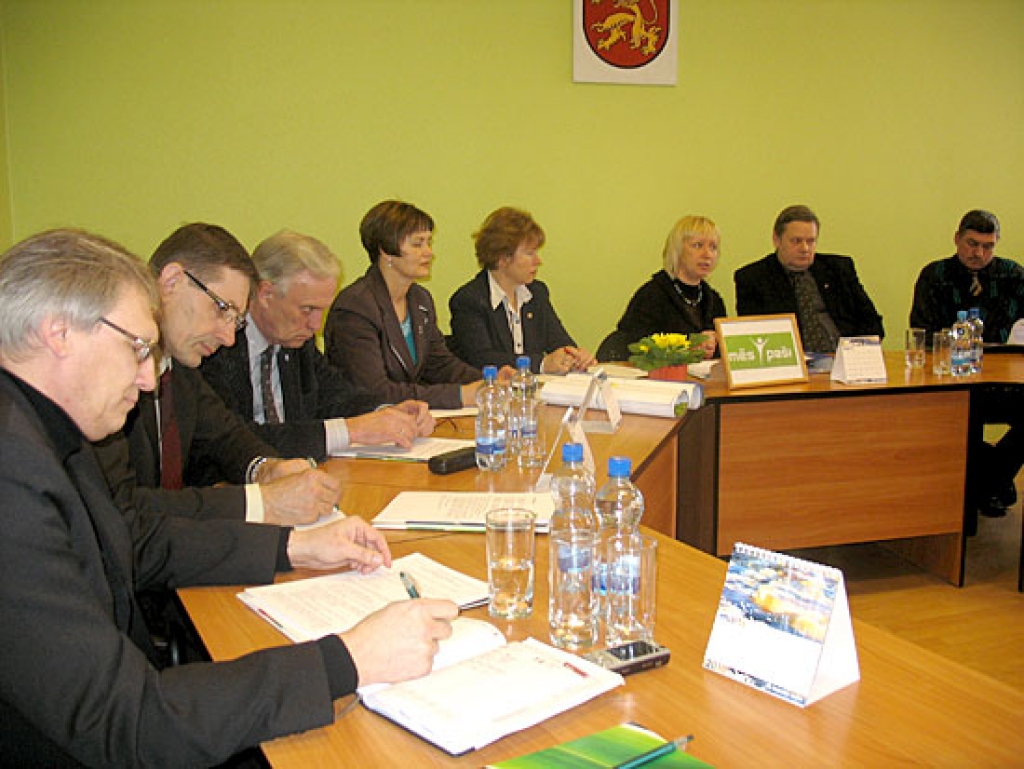 Hipotēku bankas klientu kluba goda biedri apstiprina jaunā projektu konkursa nolikumu un izsludina dalībnieku pieteikšanos konkursam «Mēs paši» līdz 23. aprīlim.
Autors: Vilnis Auzāns