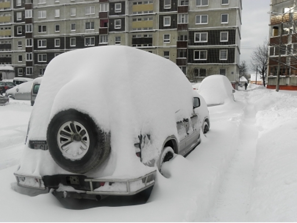 Sniegos ieputinātas automašīnas šoziem daudzviet gaida pavasari, lai varētu atkal izkustēties.
Autors: weatherfoto.worldpress.com