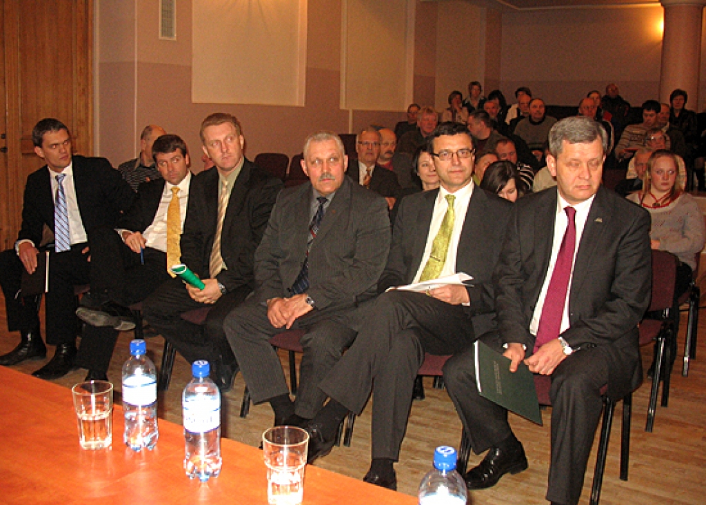 Nepilnas trīs stundas seši partijas «Jaunais laiks» un Tautas partijas politiķi 11. martā bija nonākuši iedzīvotāju jautājumu krustugunīs.
Autors: Vilnis Auzāns