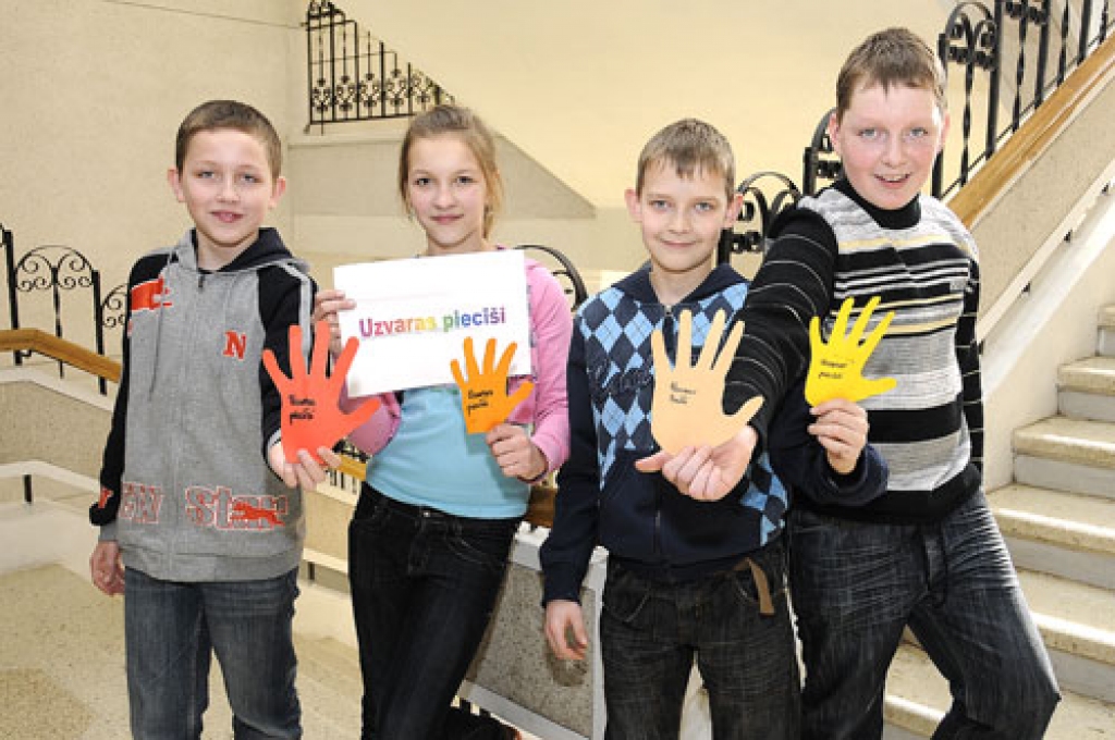 «Uzvaras piecīši» – Armands Segliņš (no kreisās), Sendija Jakobsone, Ēriks Liepa un Gints Holsts – uzvarēja 5. un 6. klašu erudītu sacensībās. Fotografēšanas brīdī klāt nebija Ata Brenča.
Autors: Ivars Bogdanovs