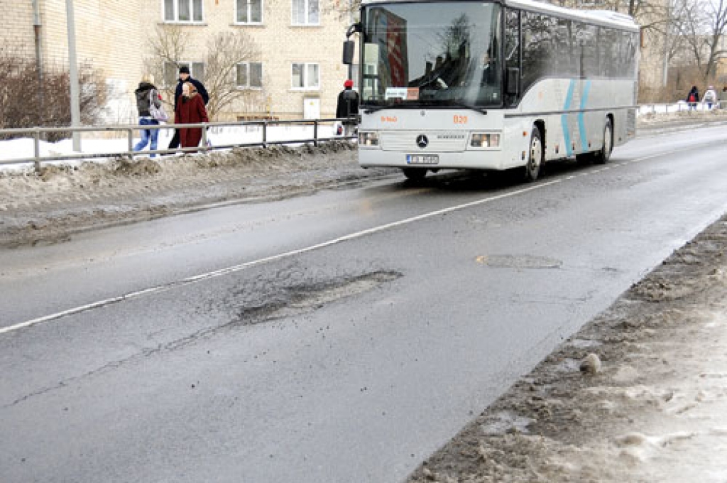 Lielceļš A-7 Bauskā un Iecavā braucējiem draud ar bedrēm, kuru skaits, ziemai aizejot, vairojas.
Autors: Ivars Bogdanovs