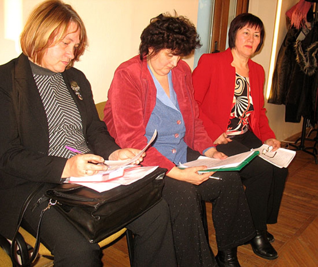 Bauskas novada domes izglītības, kultūras un sporta lietu komitejas sēdē 10. martā piedalījās bērnudārza «Pasaulīte» vadītāja Daina Kadiševska (no kreisās), «Lācīša» vadītāja Sarmīte Perševica un «Zīlītes» vadītājas vietniece Dzintra Matuzone.
Autors: Vilnis Auzāns