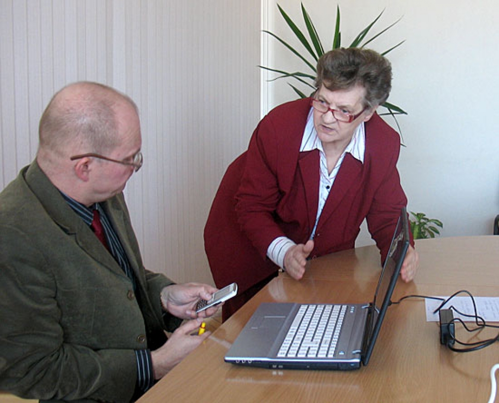 Pirms sociālo lietu komitejas sēdes Ārija Gaile apspriež darba kārtības jautājumus ar komitejas vadītāju Juri Landorfu.
Autors: Vilnis Auzāns