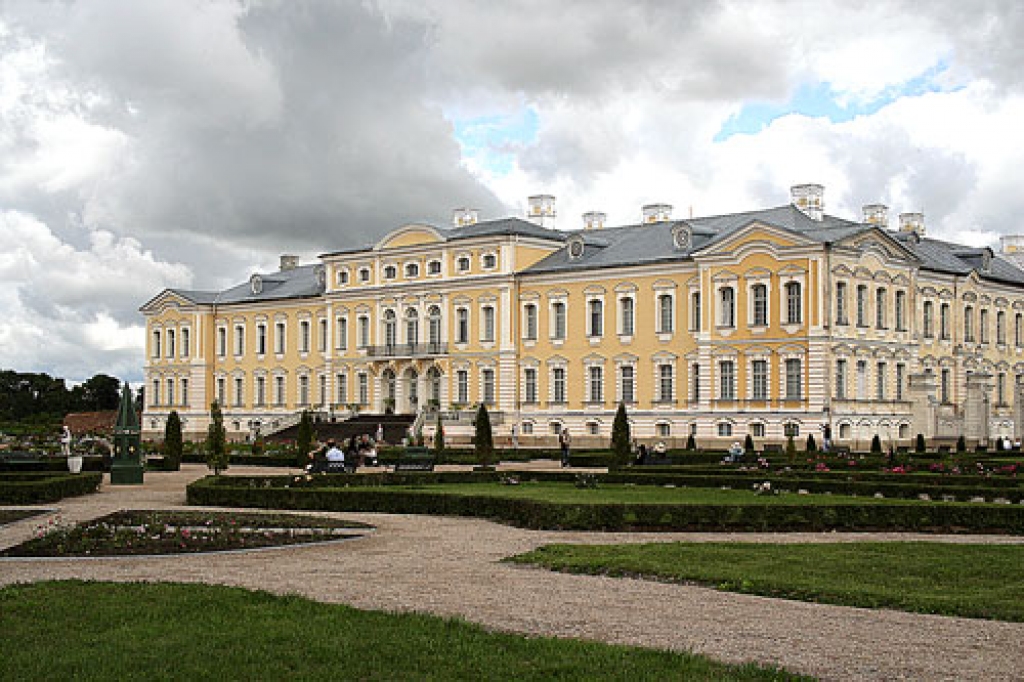 Rundāles pils komplekss izvirzīts ES Kultūras mantojuma zīmei.
Autors: no «Bauskas Dzīves» arhīva.