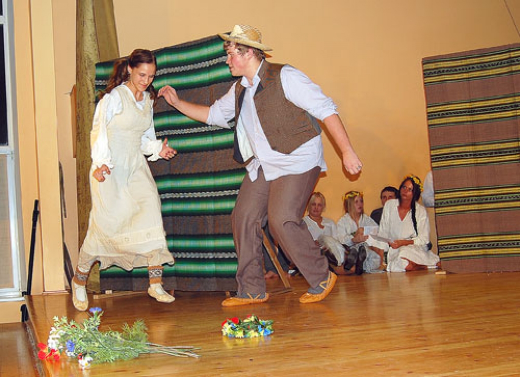 Žetonu vakars Iecavas vidusskolā 26. februārī sākumā ritēja bez incidentiem – ar svinīgo daļu un jauniešu iestudētajām modernajām «Skroderdienām Silmačos» (attēlā), taču vēlāk saviesīgajā daļā bija nopietni pārkāpumi.
Autors: Baiba Gavare, no «Bauskas Dzīves» arhīva