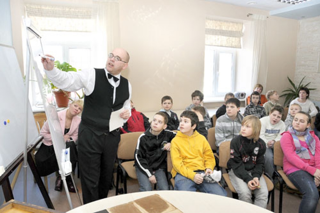 Vēsturnieks Aigars Urtāns demonstrē mācību metodes, kādas bija skolās, kad mācījās Vilis Plūdons.
Autors: Ivars Bogdanovs