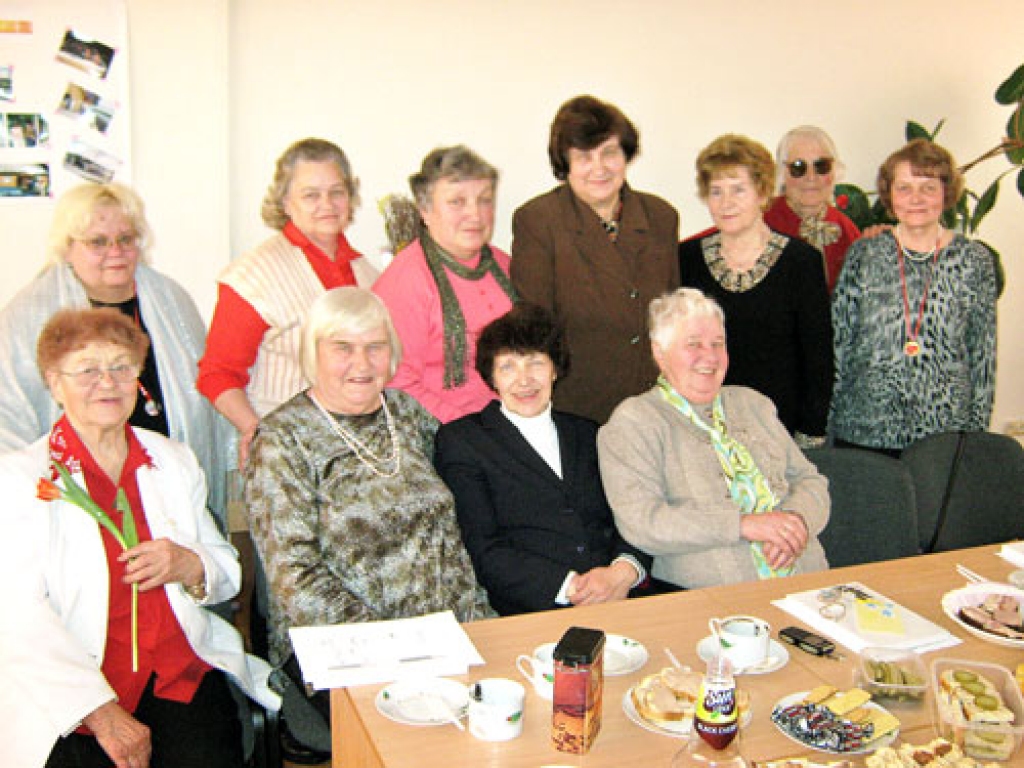 Valles pagasta senioru klubiņa «Brūklenājs» dalībnieces tiekas reizi divos mēnešos un cita citu uzmundrina ar optimisma lādiņu.
Autors: Ligita Asare