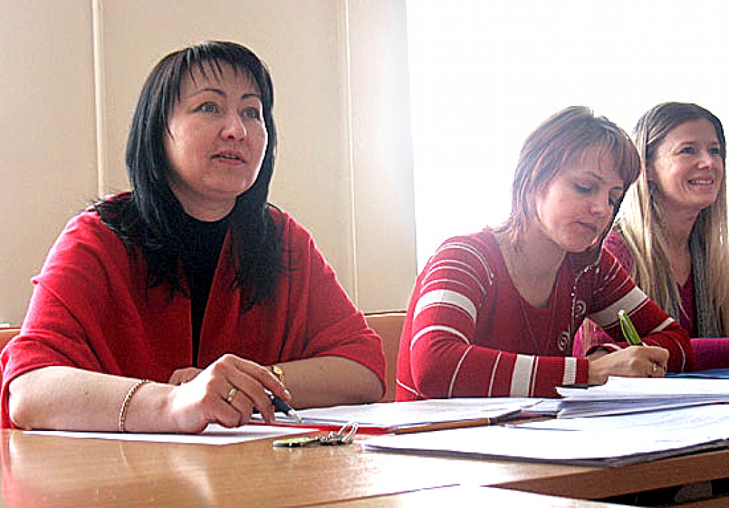 Bauskas novada domes administratīvo komisiju vada Evita Grigorjeva (no kreisās). Lēmumu par suņa saimnieces Solvitas Bajāres sodīšanu viņai palīdz sagatavot sekretāre Jolanta Lauva (otrā no kreisās), kā arī komisijas locekle Solvita Zvilna.
Autors: Vilnis Auzāns