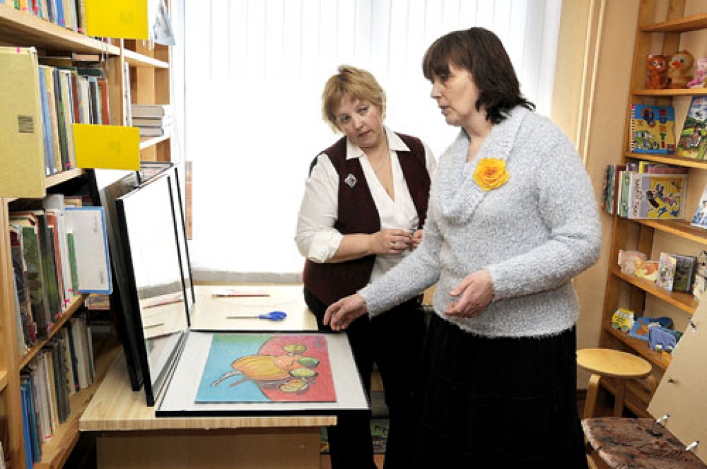 Rundāles radošās studijas darbu izstādi bibliotēkā iekārtot Aelitai Ramanei 8. martā palīdzēja viena no autorēm – Līga Žukauska.
Autors: Ivars Bogdanovs