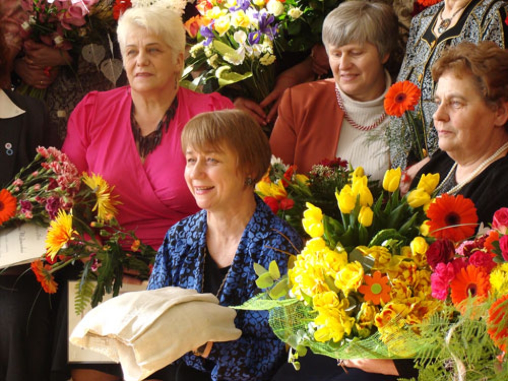 6. martā Pededzē – Sieviešu tiesību institūta valdes priekšsēdētāja Laila Balga un Gada balvas pretendentes Zigrīda Manteja no Dunalkas, Ināra Priede no Alūksnes un Rita Romule no Kalsnavas.
Autors: no Sieviešu tiesību institūta arhīva