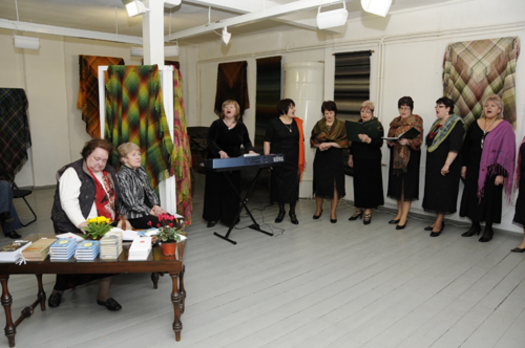 Audējas Ausmas Spalviņas (otrā no kreisās) lakatu izstādes atklāšanā piedalījās dzejniece Gunta Micāne (pirmā no kreisās) un Līvbērzes dāmu ansamblis «Sekvence».
Autors: Ivars Bogdanovs