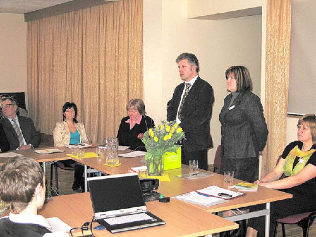 Siguldas pieredze iecavniekiem raisīja daudz jautājumu, uz kuriem labprāt atbildēja novada domes priekšsēdētāja vietnieks Jānis Zilvers (stāv no kreisās) un biedrības «Cerību spārni» vadītāja, pašvaldības sociālās komitejas pārstāve Eva Viļķena.
Autors: Antra Ērgle