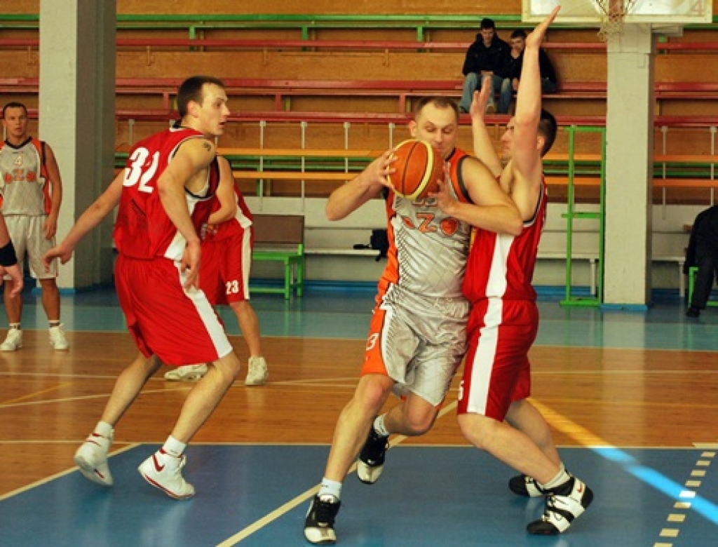 «Ozo» komandas uzbrucēji bieži nespēja pārvarēt «Eva Autonams» (sarkanajos tērpos) aizsardzību un cīņā par pirmo vietu zaudēja.
Autors: Uldis Varnevičs