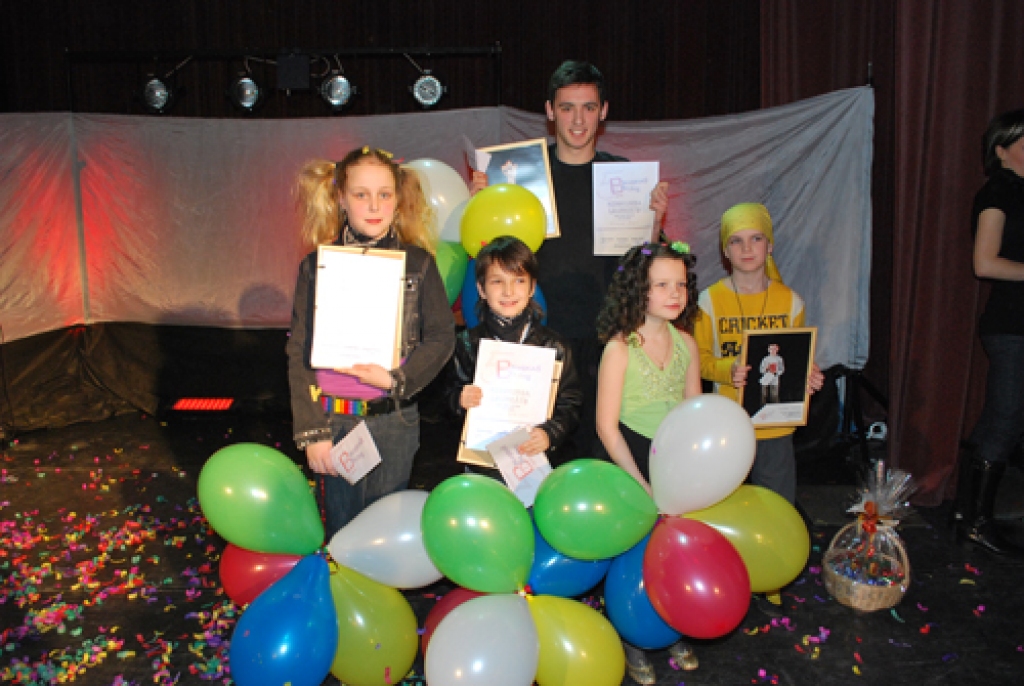 Konkursa «Bauskas balsis» uzvarētāji Elizabete Katrīna Laudiņa (1. rindā no kreisās), Armands Rutkovskis, Katrīna Kazlauska, Normunds Karpičs (otrajā rindā). Bauskas pilsētas pārvaldes balvu par dziesmas «Dzelteni aizkari» izpildījumu saņēma Kristaps Sunteiks (pirmais no labās). 
Autors: Laimonis Šulcs