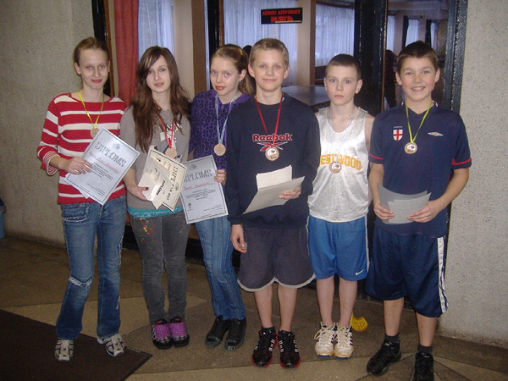 Iecavas novada C grupas labākie vieglatlēti: (no kreisās) Ieva Jēkabsone,  Linda Šteinberga, Jana Zamarina, Žanis Sevastjanovs, Armands Birģelis,  Alvis Līrums. 
Autors: Māris Ozoliņš