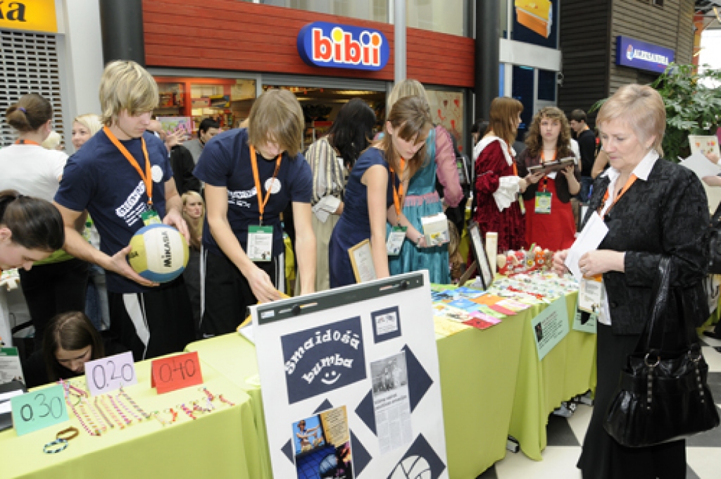 Mūspuses skolēnu firmas festivālā Jelgavā izcēlās ar oriģināliem produktiem un noformējumu (SMF «Smaidošā bumba»).
Autors: Ivars Bogdanovs