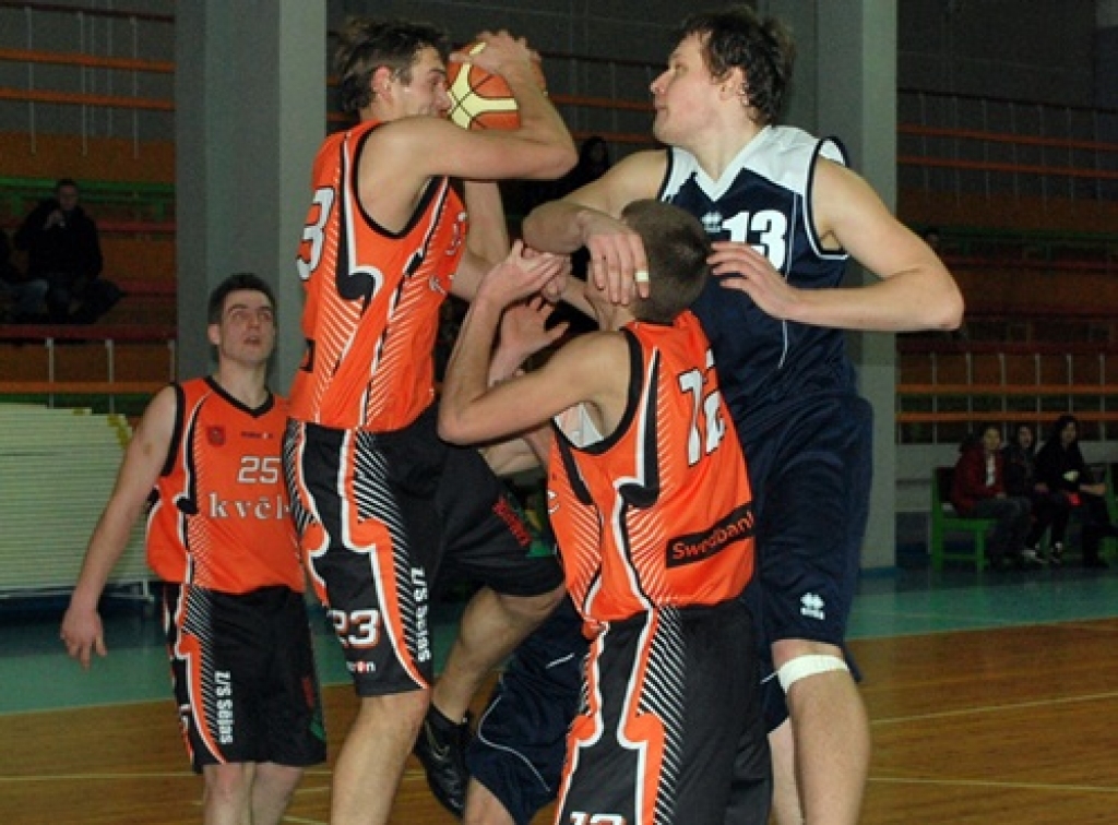 Izcīnīt bumbu zem groza baušķeniekiem bija grūti, taču šo uzdevumu izdevās paveikt diezgan labi. 
Autors: Uldis Varnevičs