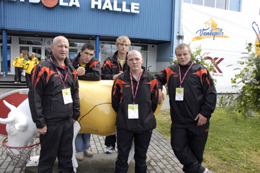 Boksa treneris Valērijs Hrustaļovs (no kreisās) ar saviem puišiem.
Autors: no «Bauskas Dzīves» arhīva.