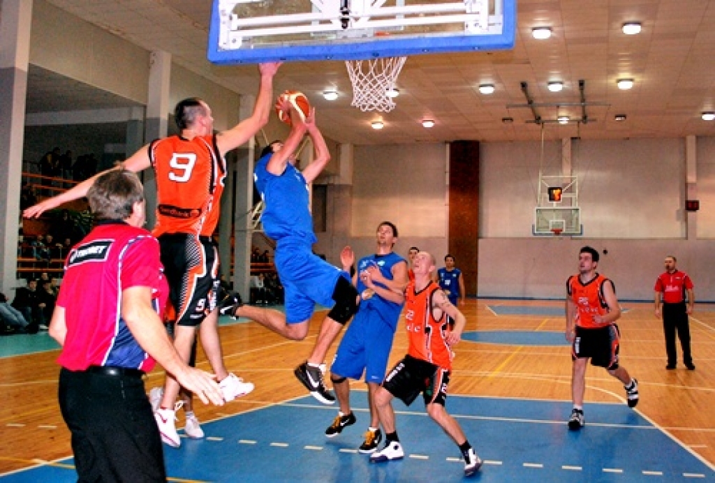 BK «Kvēle» (sarkanos tērpos) 4. marta spēlē var sniegt palīdzīgu roku BK «Dartija» (zilos tērpos) basketbola komandai.
Autors: no «Bauskas Dzīves» arhīva