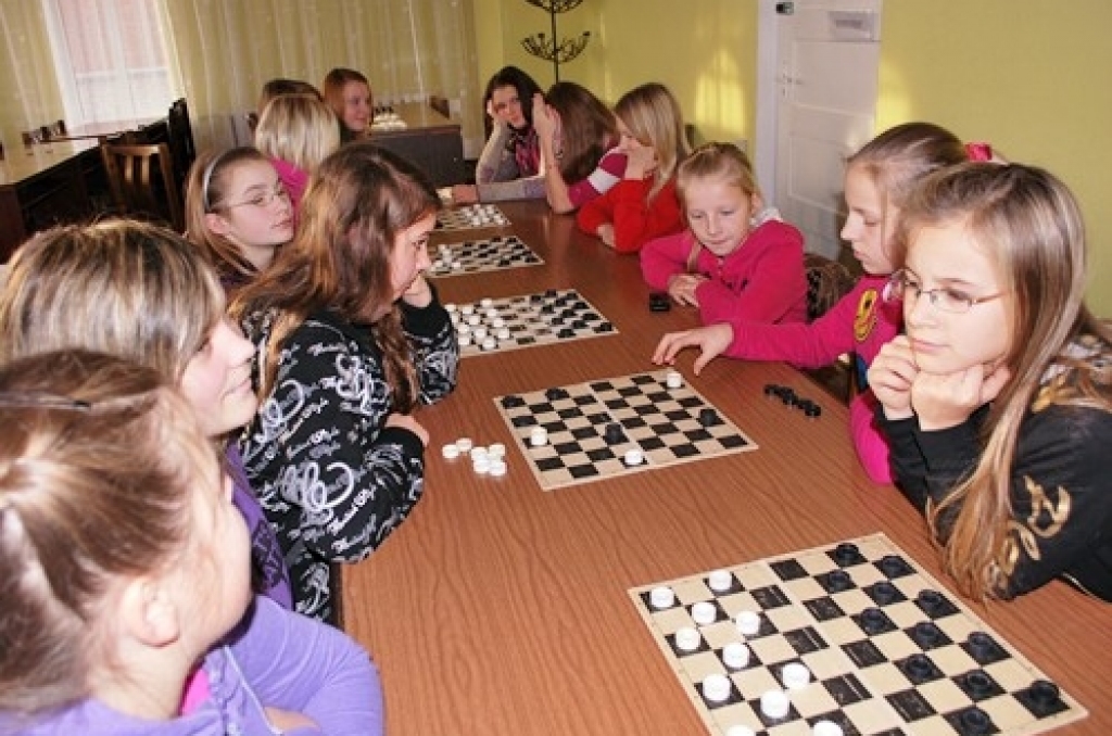 Mežgaļu pamatskolas dambretistes, no kreisās – laura Berkmane.
Autors: no «Bauskas Dzīves» arhīva