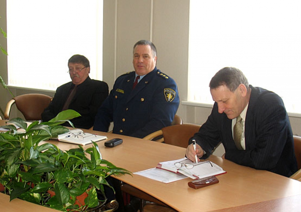 Īslīces pagasta pārvaldes vadītāju Jāni Baranu (no kreisās) uzklausa Bauskas novada ārkārtas situāciju komisijas locekļi Dzintars Lenbergs (centrā) un Andris Āboliņš. 
Autors: Vilnis Auzāns