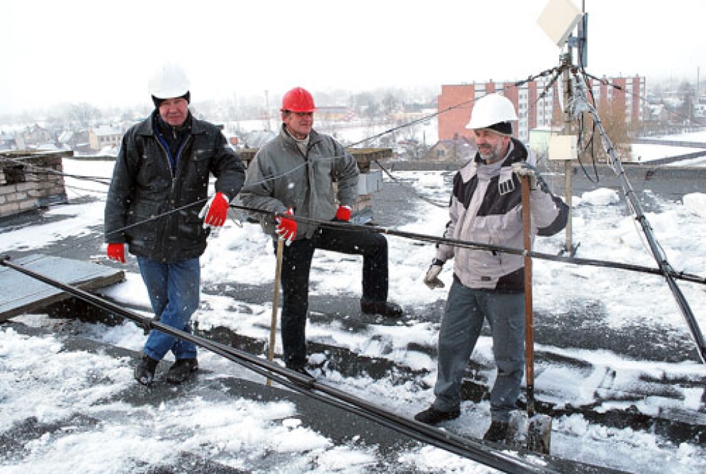 SIA «Bauskas namsaimnieks» trīs vīru brigāde – Aivars Kiseļevs, Agris Olavs un Andris Dzenis – pabeiguši tikko tīrīt Pionieru ielas 1. ēkas jumtu. 
Autors: Uldis Varnevičs