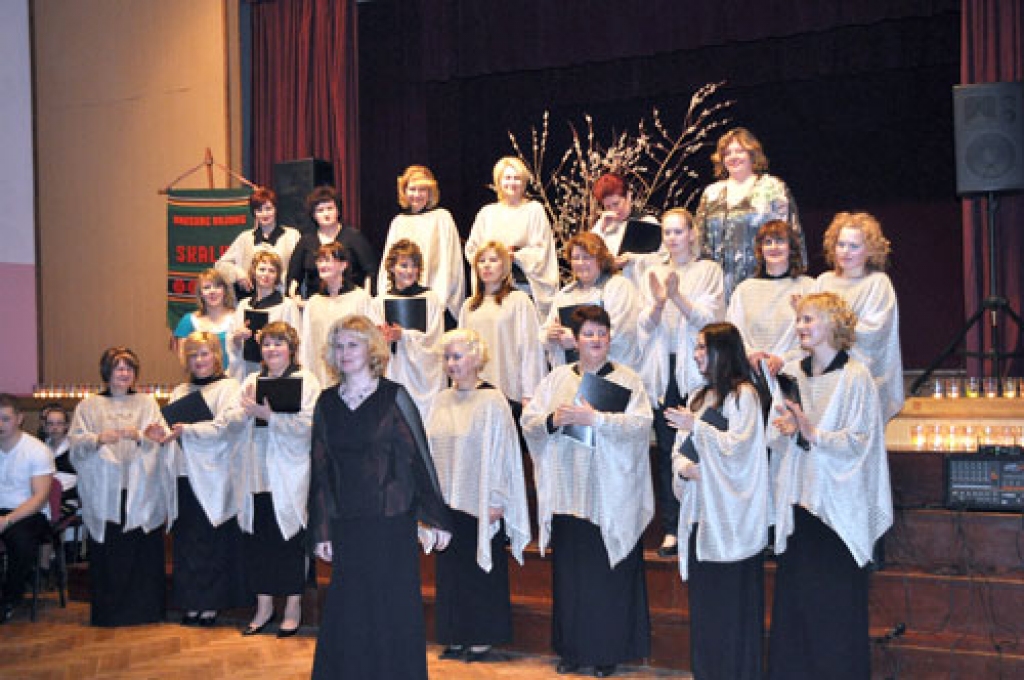 Vecsaules pagasta sieviešu kora «Skalve» desmit gadu pastāvēšanas koncerts sestdien, 27. martā, Ozolaines klubā ieilga. Taču sarīkojuma dalībnieki nejutās garlaikoti, jo vairāk nekā četras stundas bija piepildītas ar dziesmām, pūtēju...