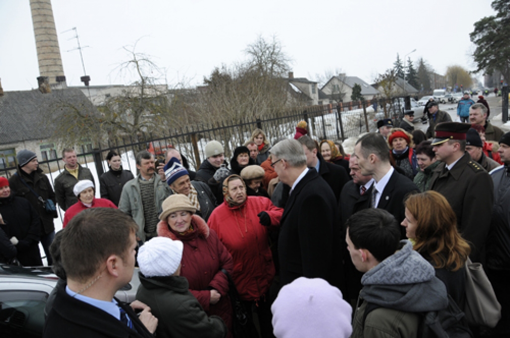 Viesojoties Bauskā, Valsts prezidentam Valdim Zatleram 19. martā bija plaša programma. Viņš nolika ziedus pie Brīvības pieminekļa, novada domē tikās ar deputātiem un domes vadību, vēlāk apmeklēja SIA «Kronis» un Bauzes tirgu. Bauskas 2....
Autors: Ivars Bogdanovs