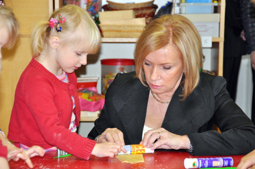 Valsts prezidenta kundze Lilita Zatlere 19. martā apmeklēja Īslīces SOS bērnu ciematu, kur aug 56 bez vecāku gādības palikuši bērni. Viņa ciemojās mājā «Kļaviņas», kurā mātes pienākumus pilda Anita Ozola, kopā ar viņu rīta cēlienu vadīja...