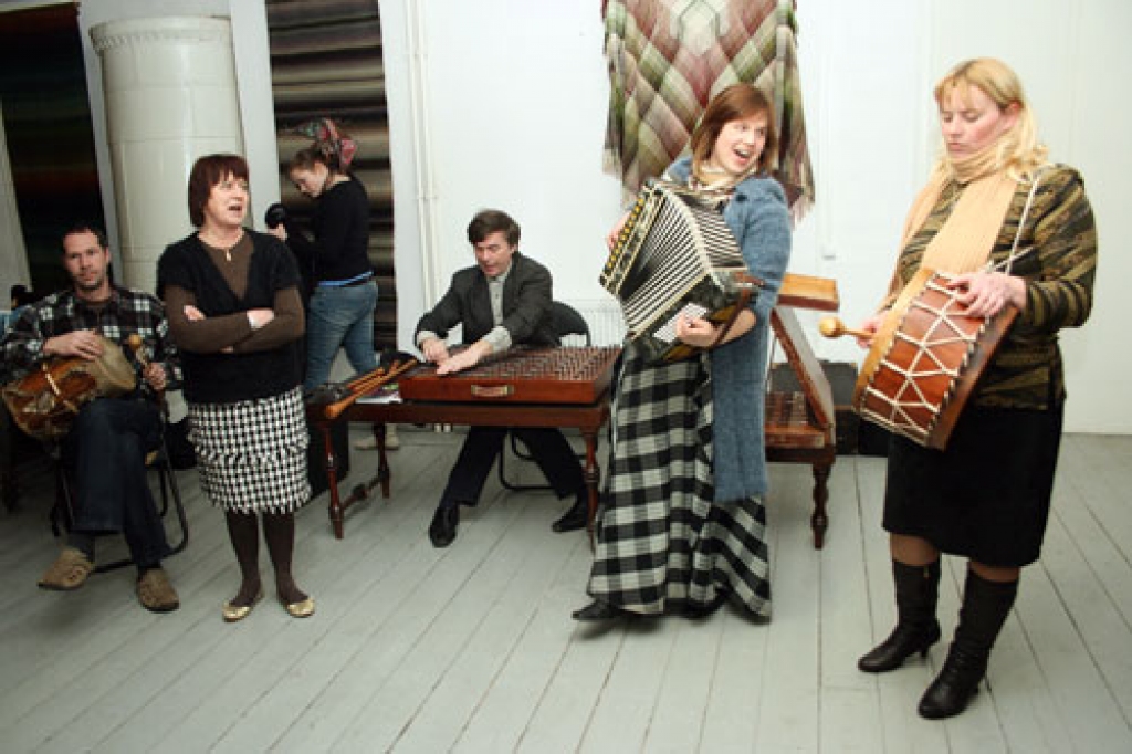 Bauskas novadpētniecības un mākslas muzejā katra mēneša trešajā trešdienā notiek  Danču kluba vakari. Klubu pagājušā gada rudenī nodibināja vietējo folkloras kopu vadītājas un entuziasti. Danču kluba vakars 17. martā bija plaši apmeklēts....