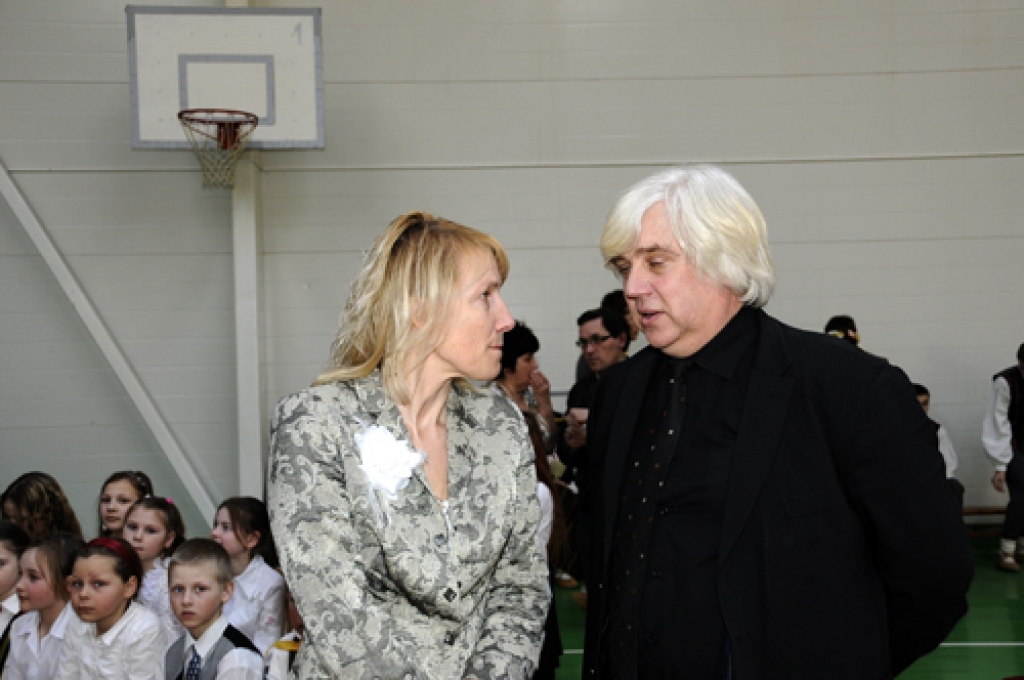 Īslīces vidusskolā šonedēļ viesojās Jonišķu pilsētas (Lietuva) Mato Slančauska ģimnāzijas skolēni un pedagogi, lai noslēgtu sadraudzības līgumu. Ciemošanās dienā, 17. martā, dažādās rosībās abu skolu audzēkņi iepazinās tuvāk. 
Pēc līguma...
Autors: Ivars Bogdanovs