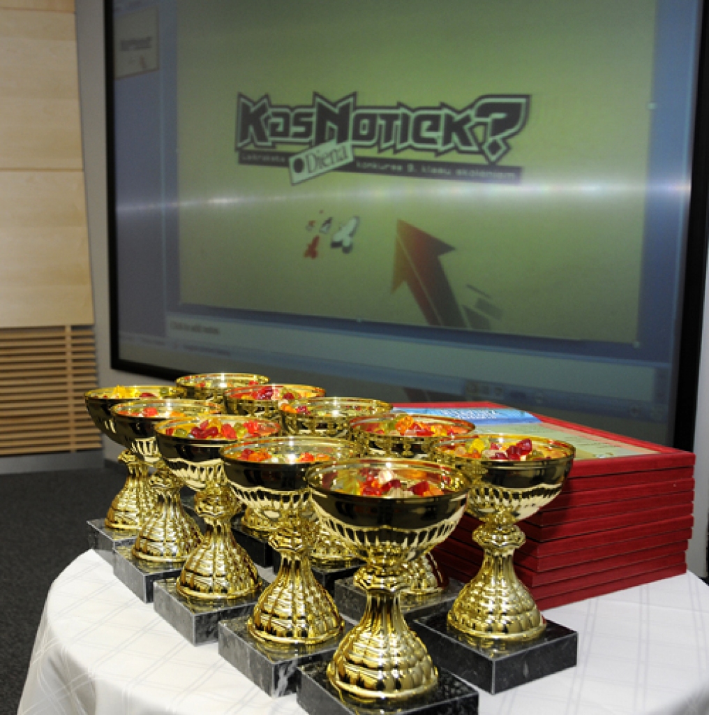 Laikraksta «Diena» rīkotā devīto klašu skolēnu erudīcijas konkursa «Kas notiek?» uzvarētāju apbalvošana Rīgā «Swedbank» centrālā biroja ēkā «Saules akmenī» ritēja visu 26. februāri. Apbalvoto pulkā – Ceraukstes pagasta Griķu pamatskolas 9....
Autors: Ivars Bogdanovs