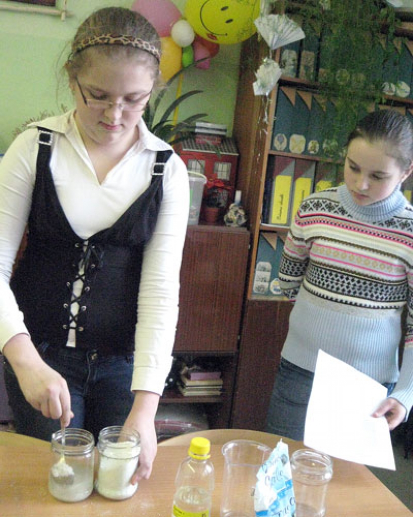 Bauskas pamatskolas pārstāves Elisone Kriščune un Karolīna Auziņa.