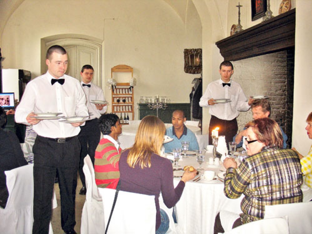 Rundāles pils restorānā baudīto mielastu Francijas studenti un viņu pasniedzējs Olivjē Dugabelle (no labās) atzina par izcilu.