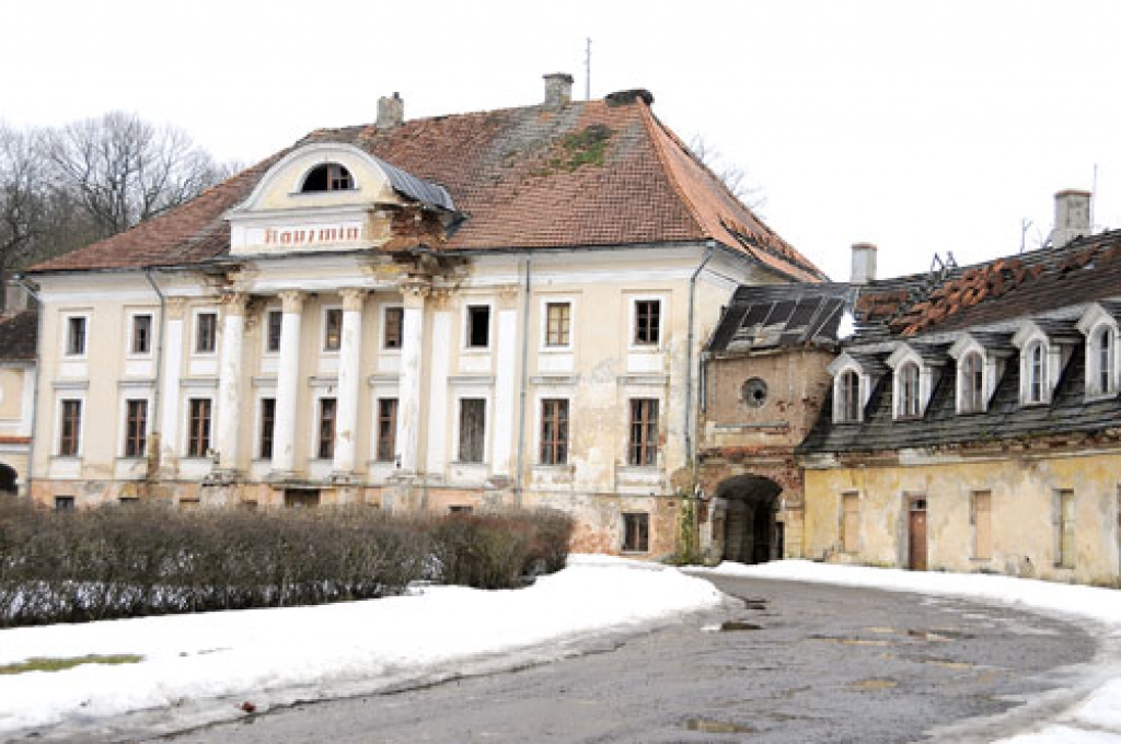 Kaucmindes pils galvenā ēka jau daudzus gadus ir avārijas stāvoklī. 