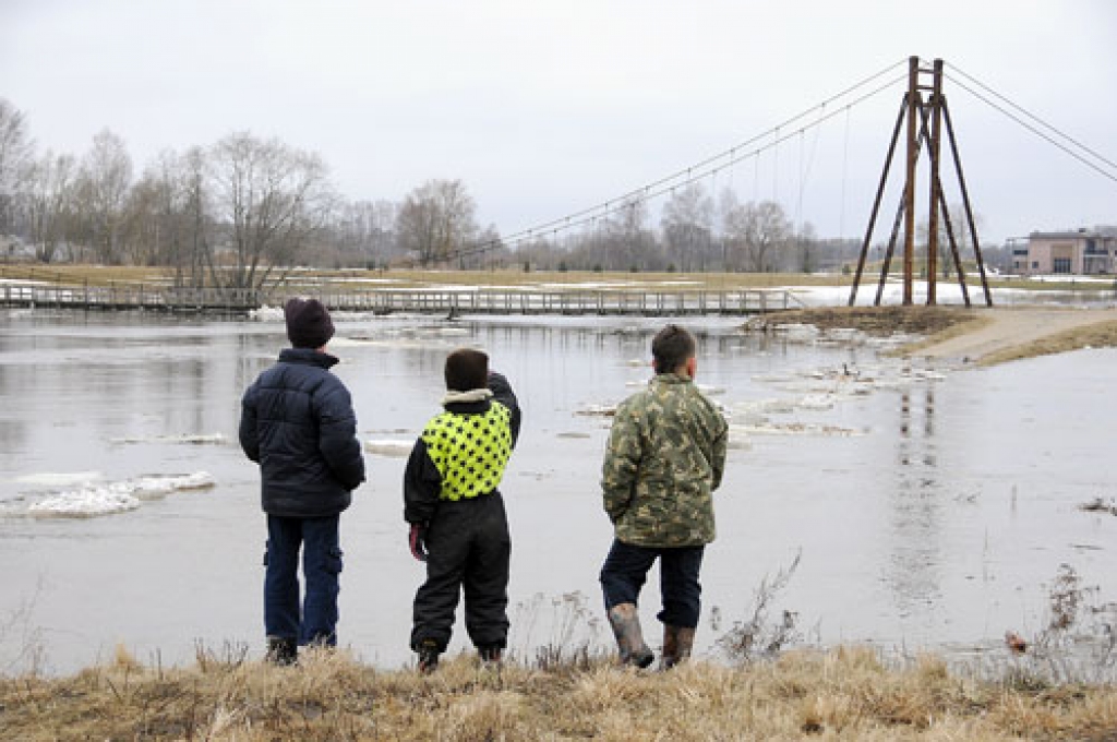 Mēmele šopavasar Jaunsaulē kļuvusi varena, ūdens līmenis draudīgi pietuvojies gājēju tiltiņam. Pārvietošanās pašlaik pa to nav iespējama.