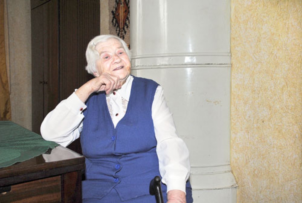 Amālija Spale apgalvo, ka savos simt gados jūtas labi, nekas nesāpot. Vēl rudenī viņa noravējusi visu dārziņu.