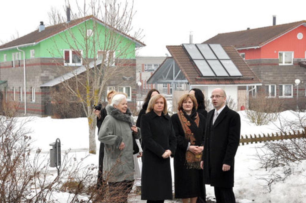 Īslīces SOS Bērnu ciemata apmeklējuma laikā Ingrīda Meijerovica (no kreisās), Valsts prezidenta kundze Lilita Zatlere, Bauskas novada domes priekšsēdētāja kundze Ilga Veipa un Īslīces SOS Bērnu ciemata direktors Gatis Matulēvičs.