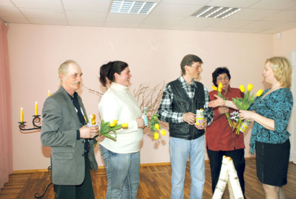 Par darbu draudžu kapsētu sakopšanā Jānim Šlāganam (no kreisās), Kristīnei Staņķei, Dainim Dimantam un Zigrīdai Staņķei ar ziediem pateicās Vecsaules kultūras darbiniece Rasma Maldute.