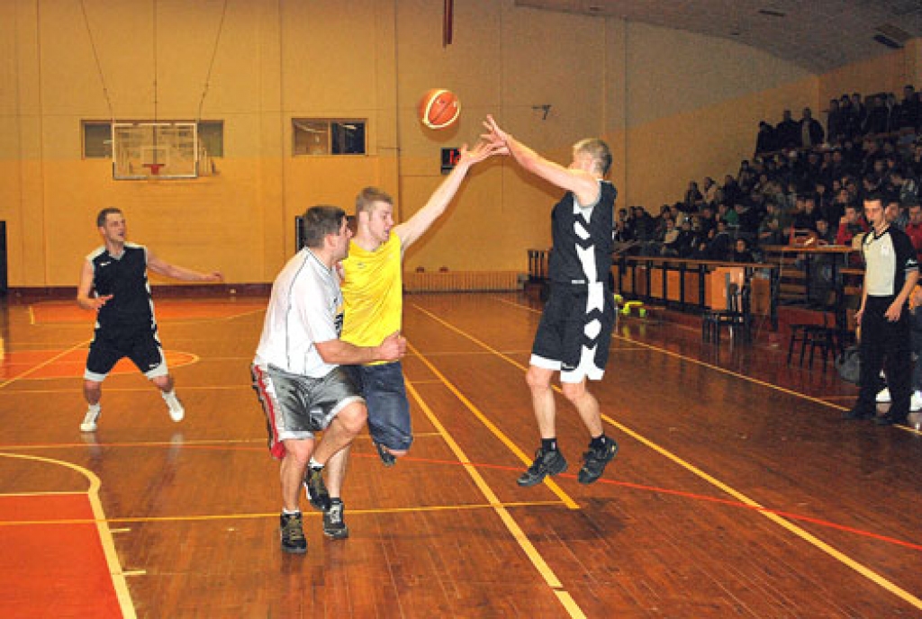 «Ozolu 15» komandas spēlētāji (melnos tērpos) veiksmīgi apmānīja «Klondaika/Jumis A» aizsardzību, bet ar to bija par maz, lai uzvarētu. 