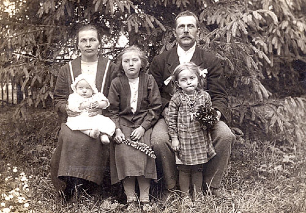 Visa ģimene 1927. gadā. Zigrīdas māte Anna, tēvs Kārlis, māsa Velta (no kreisās), Hermīne un jubilāre. 