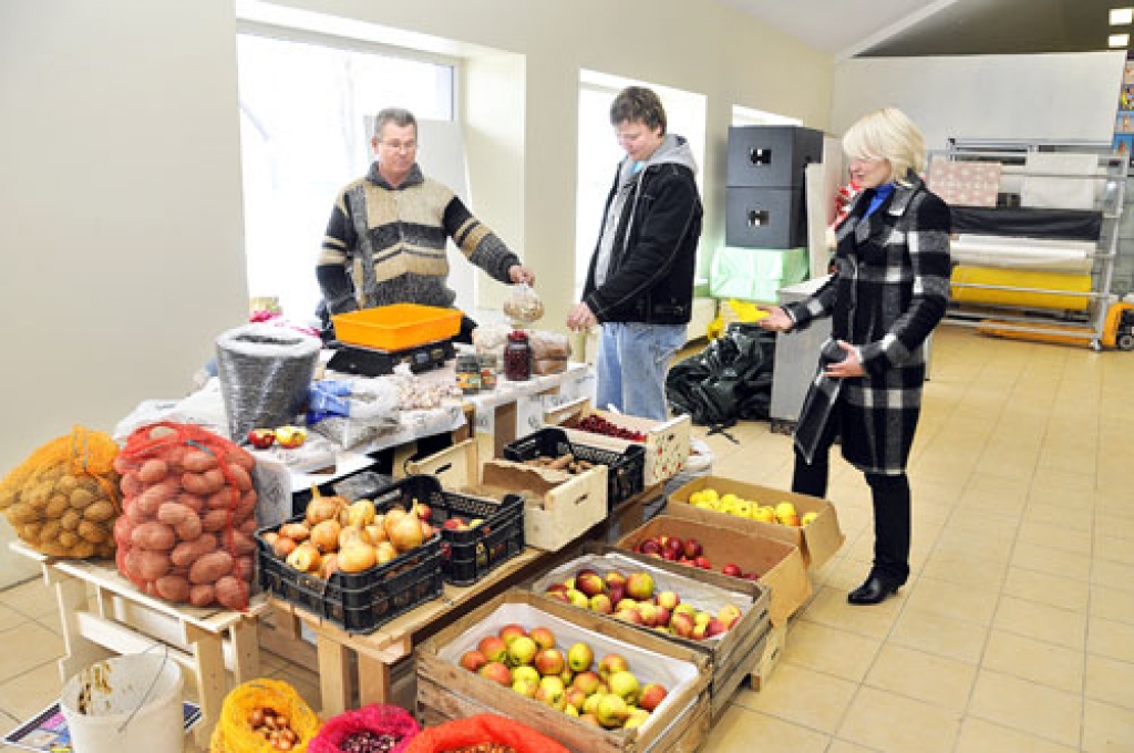 Anatolija Zikova (no kreisās) produkciju vērtē Ingus Liepa un Jevgeņija Gruzļaka-Medne. 