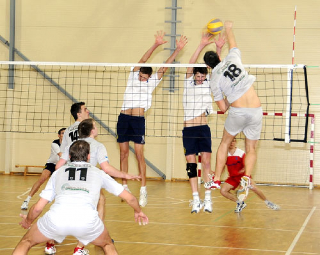 Valles vidusskolas sporta zālē volejbola faniem bija lieliska iespēja skatīt interesantu spēli, kurā bija skaistas epizodes.