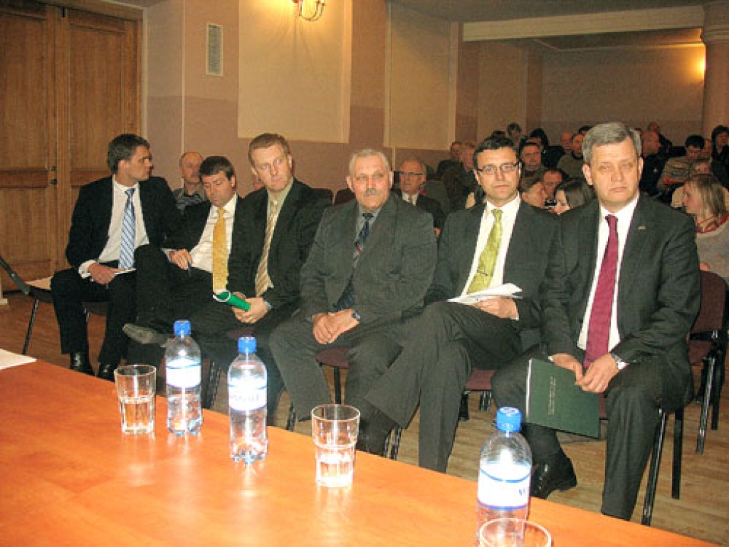 Bauskā partijas «Jaunais laiks» un Tautas partijas politiķi – Atis Slakteris (no labās), Jānis Reirs, Juris Dalbiņš, Mārtiņš Cimermanis, Mārtiņš Zemītis un Klāvs Olšteins – atbildēja uz iedzīvotāju jautājumiem.