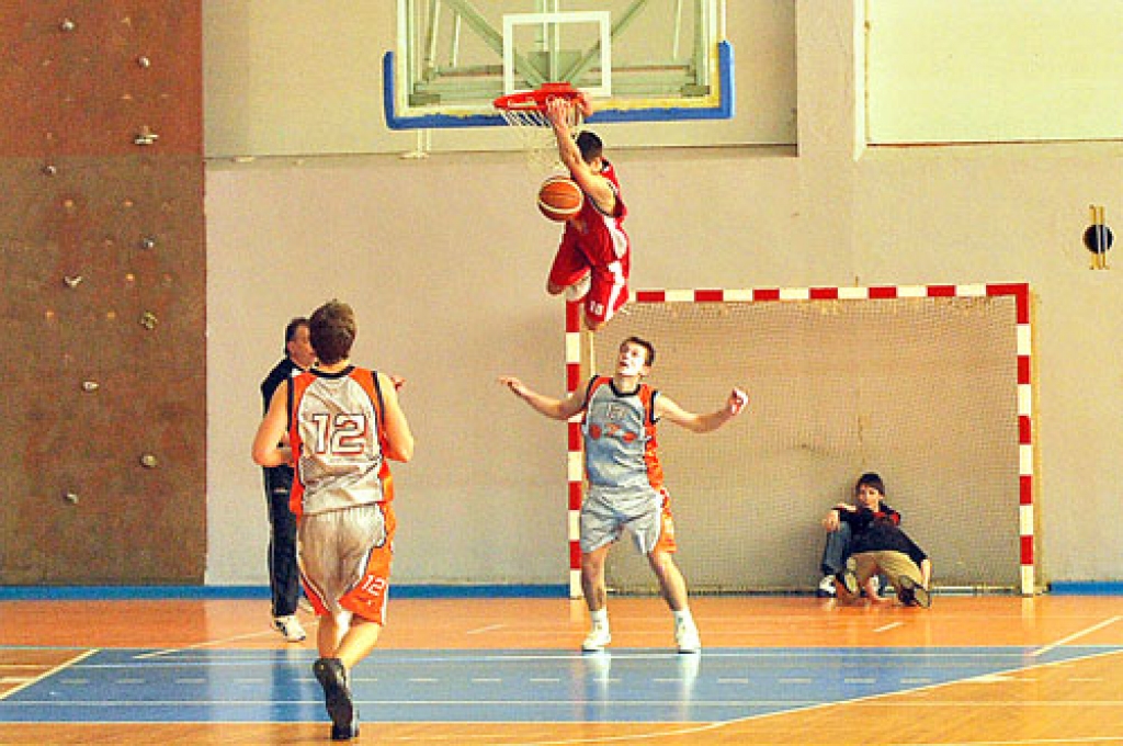 Māris Skrējāns, «Eva Autonams» spēlētājs, skatītājus priecēja, bumbu grozā triecot no augšas.