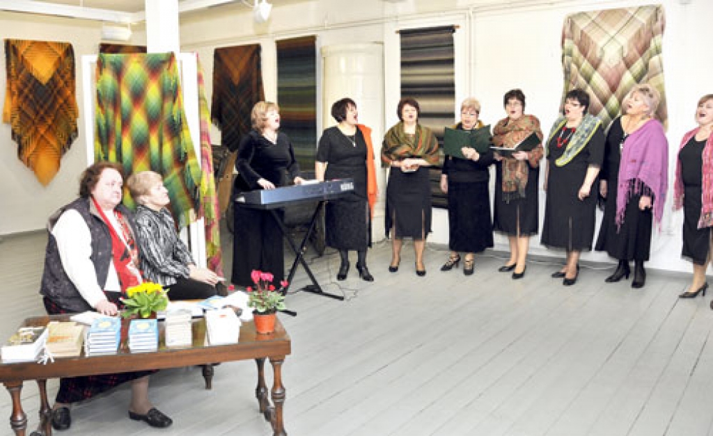 Audējas Ausmas Spalviņas (otrā no kreisās) lakatu izstādes atklāšanā piedalījās dzejniece Gunta Micāne (pirmā no kreisās) un Līvbērzes dāmu ansamblis «Sekvence».
